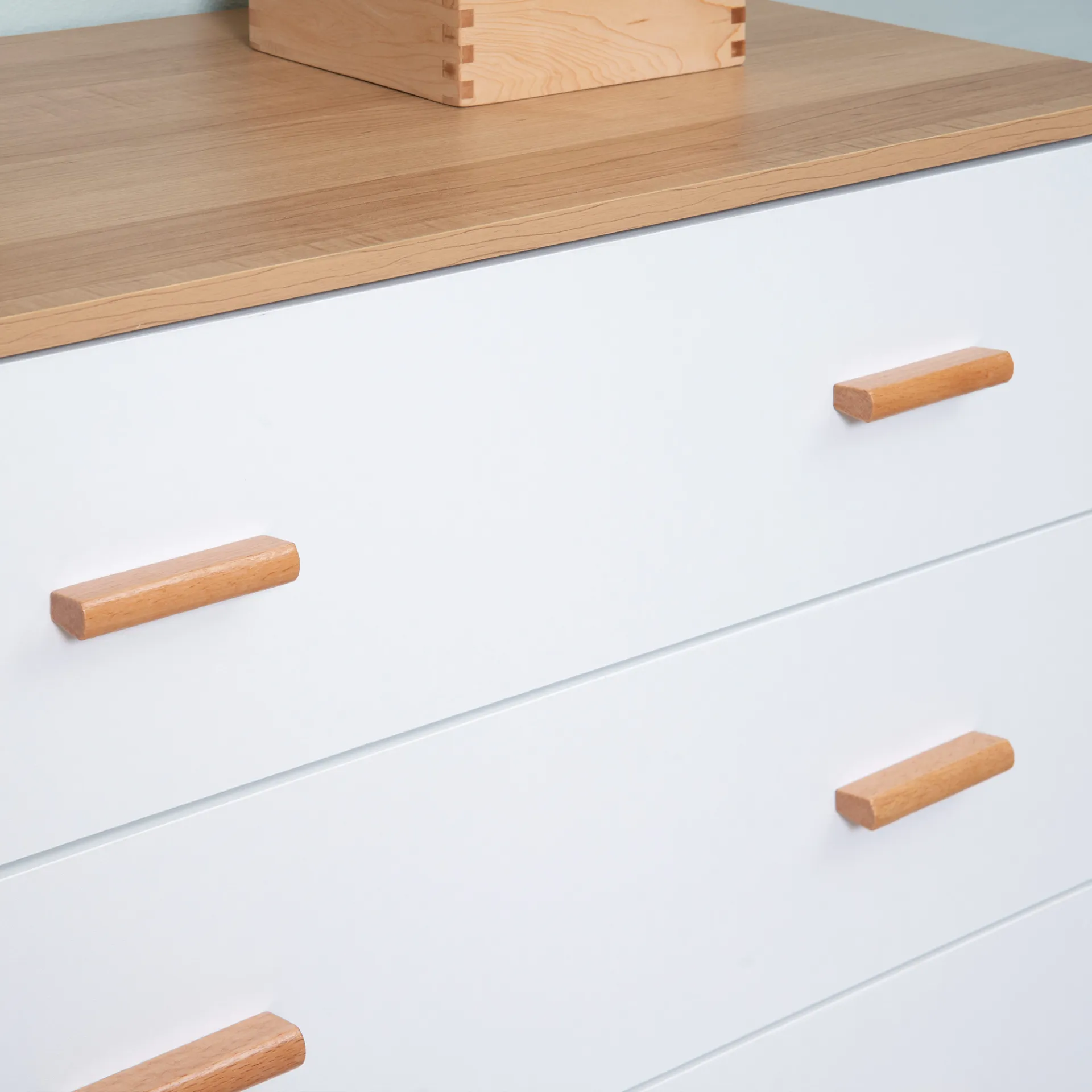 HOMCOM Chest of Drawers with 3 Drawers, White and Natural Bedroom Cabinet | Stylish Storage Organizer for Living Room